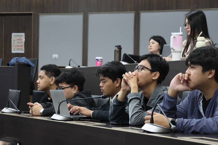 國際學生專心聆聽說明會內容，透過說明與互動了解在臺就學及生活相關資訊